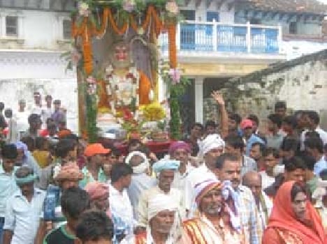 Midda flag procession left the Mhowiri