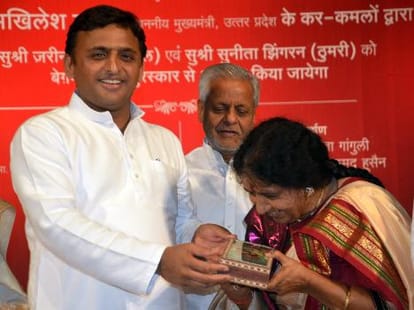 Akhilesh gives political message through a Urdu template.