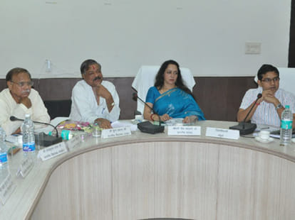 hema malini in mathura doing rally