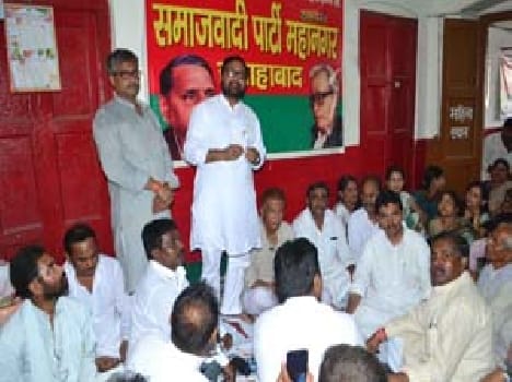 Mulayam , Akhilesh told the students Messiah