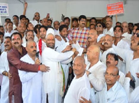 Snlekna inundation landed on the side of the road
