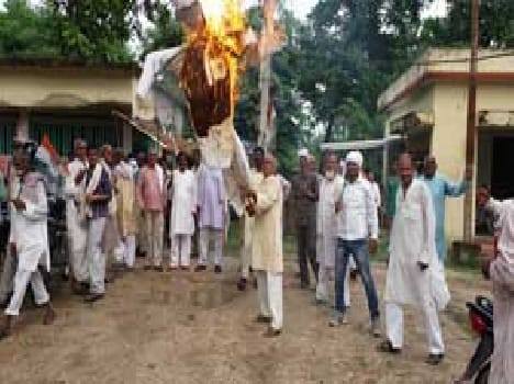 Congressmen burnt an effigy of CM