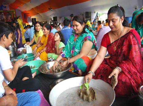 Thousands of devotees terrestrial Shivlingon Jalabhishek
