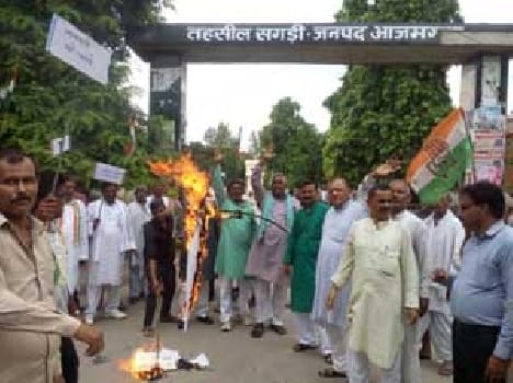 Congressmen blew the effigy of CM