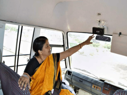 School buses take the camera, female assistants will be deployed to students.