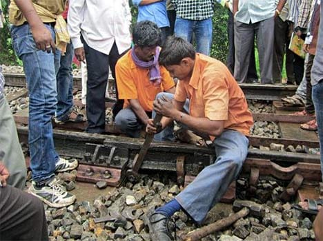 m.tech and mca pass out student join railway as a gangman