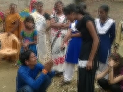 A teengaed girl beats an eve teaser.