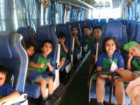 School buses take the camera, female assistants will be deployed to students.
