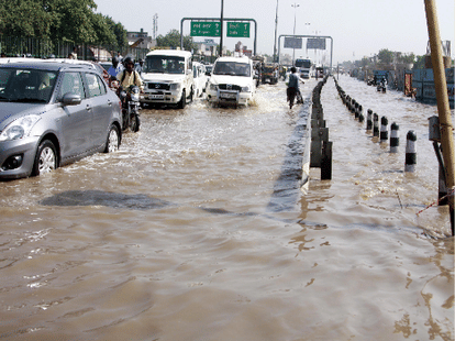 Rain grew harder, the city suffering from jam.