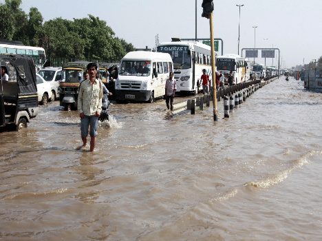 Rain grew harder, the city suffering from jam.