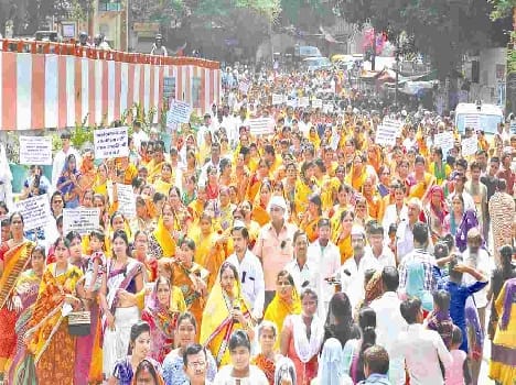peoples on the road in favour of Santhara