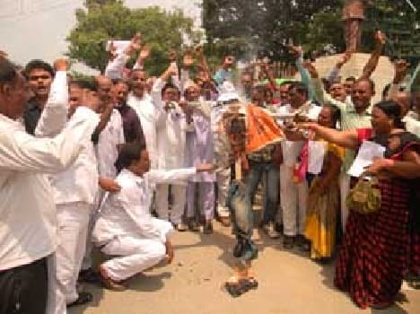 The fiercely protesting against the center