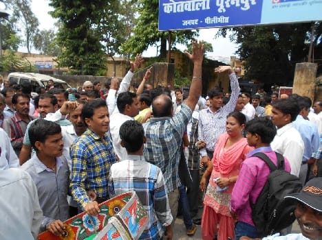 Siege of lawyers kotwal The tax commotion , performance