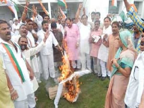 Congressmen also burnt the effigy of PM
