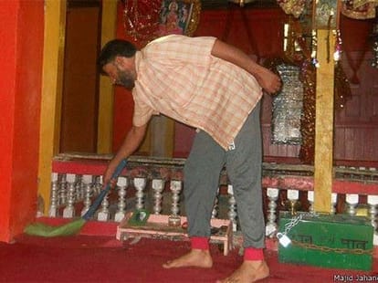 a muslim is guardian of temple in kashmir