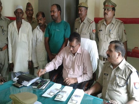With counterfeit notes Three accused Pakdeh