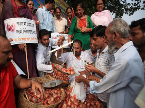 Onion prices decline, the decline in the rates of Azadpur Mandi.