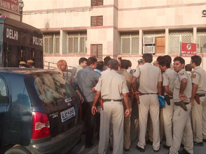friendly atmosphere in police van befor murder of paras