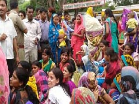 Education drivers blocked roads to the honorarium