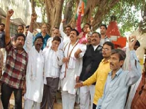 Congressmen protest over lathicharge