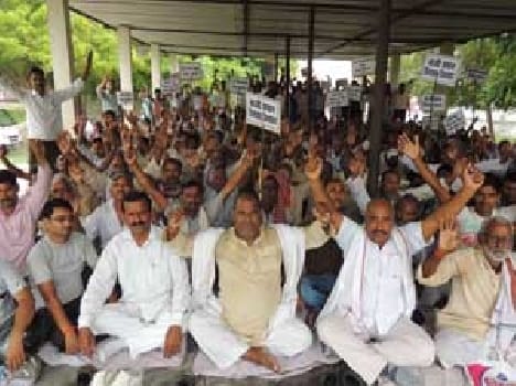 In support of villagers protested at the head of the Collectorate