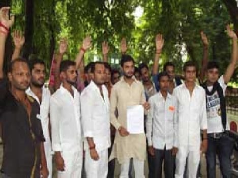 The performance of students , the warning strike