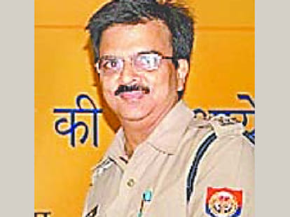 up police inspector saved a man in noida