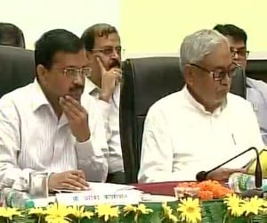 Aap worker shown black flag to Arvind kejriwal