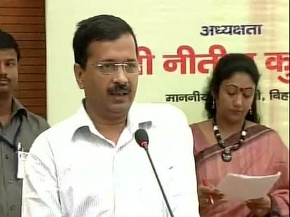 Aap worker shown black flag to Arvind kejriwal