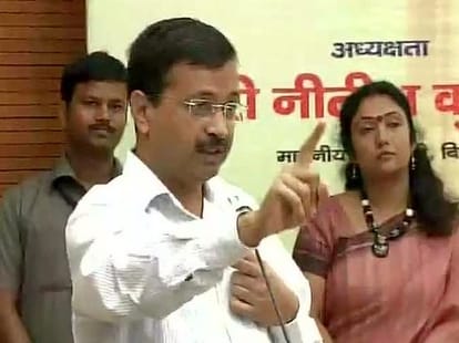 Aap worker shown black flag to Arvind kejriwal