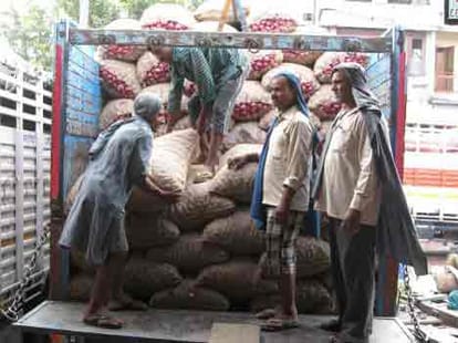students seek loan for onion in Agra