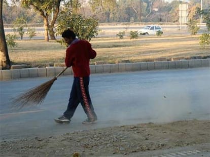 Trapped in the gutter: The street cleaner with four degrees