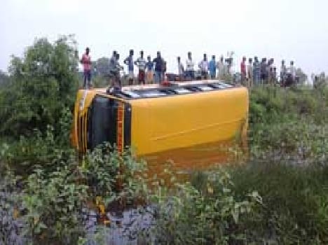 School bus overturns , 12 injured