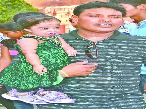the smallest woman in tajmahal