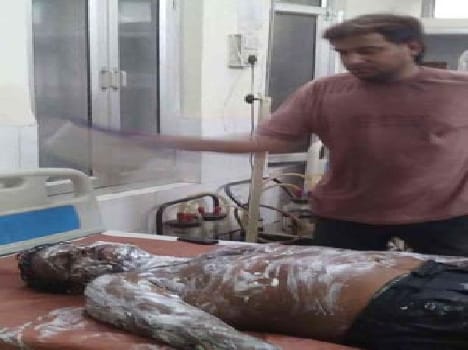 Jgdeh feeding stale samosa thrown into boiling oil , four Scorched