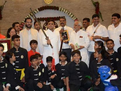 Akhilesh Yadav honours people in Lucknow.
