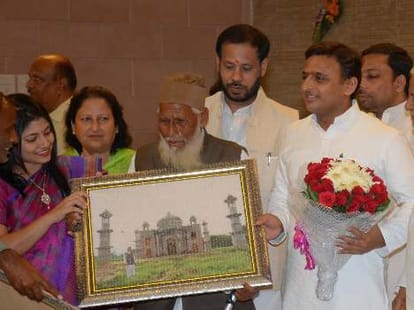 Akhilesh Yadav honours people in Lucknow.