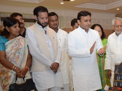 Akhilesh Yadav honours people in Lucknow.