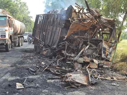 brutal accident in kaithal, collision in 2 trucks, drivers burn alive