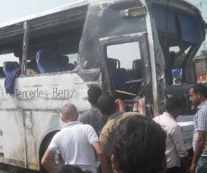 accident of volvo bus coming delhi to lucknow