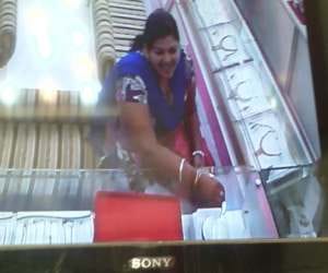 woman theif caught in CCTV footage.