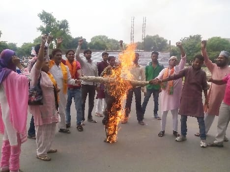  BJP members burned an effigy of the CMO, performance