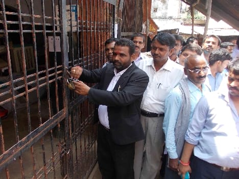 Lawyers did lock in the registrar 's office 