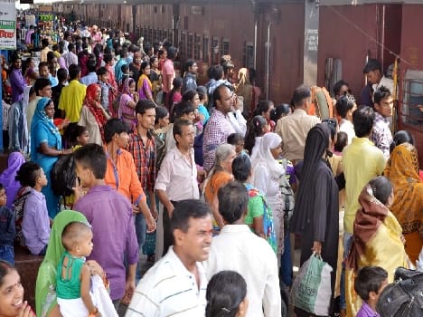 Brothers and sisters from the crowd Precarious transport system