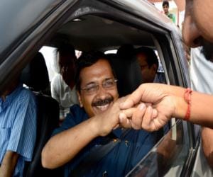 kejriwal says, happy to met with sister on rakshabandhan.