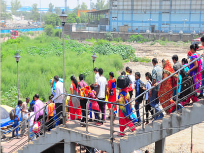 Delhi Metro's full bag, travelers dismantled record.