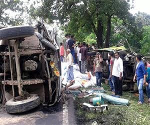 accident between truck and bus, 50 injured
