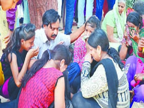 brother and sisters crying in meerut jail on raksha bandhan