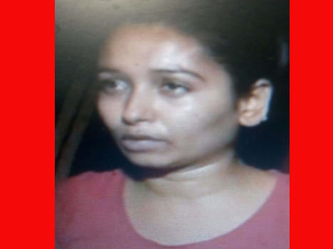 Brave woman caught running chain snatcher.
