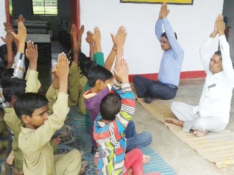 bachhon ko kairaia yogabhyas